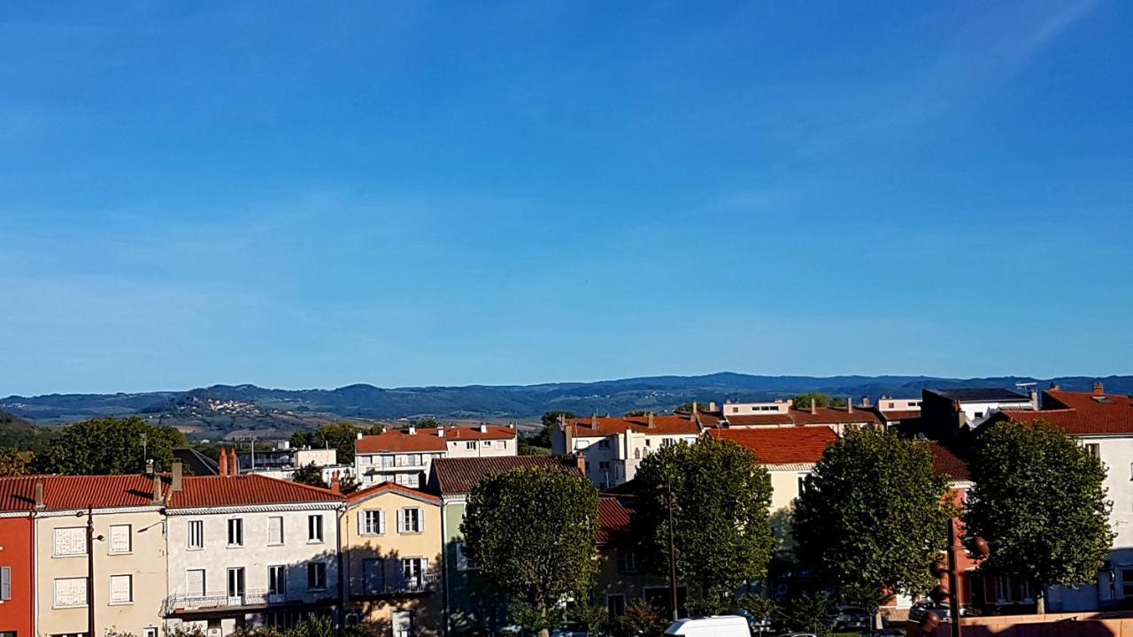 Appartement F2 Centre-Ville Issoire Avec Jolie Vue Bagian luar foto