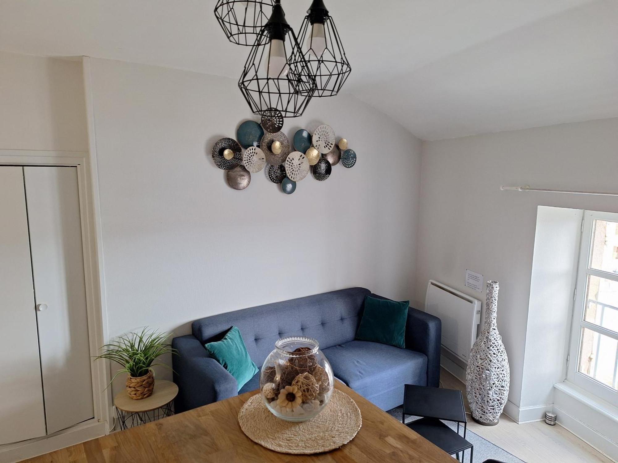 Appartement F2 Centre-Ville Issoire Avec Jolie Vue Bagian luar foto