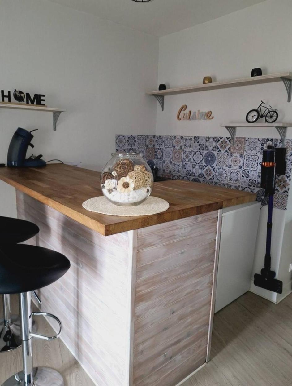 Appartement F2 Centre-Ville Issoire Avec Jolie Vue Bagian luar foto
